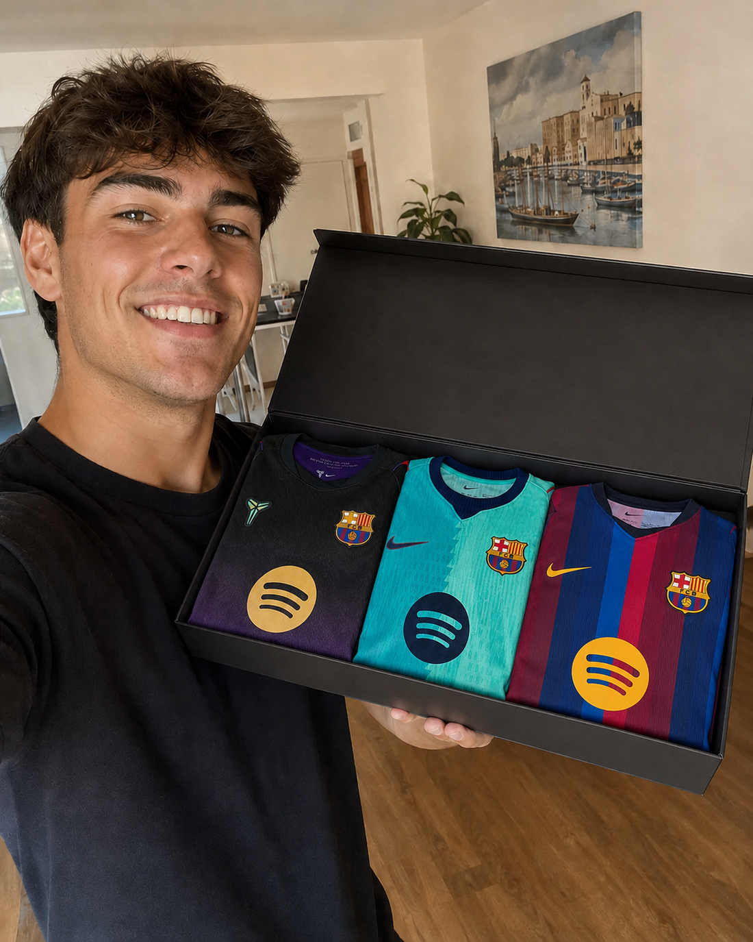 FanBox con camisetas de fútbol dobladas